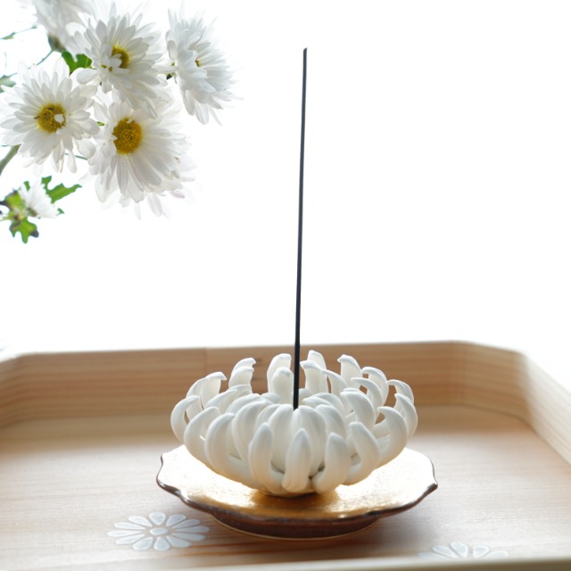 陶器の菊飾り(お香立て)