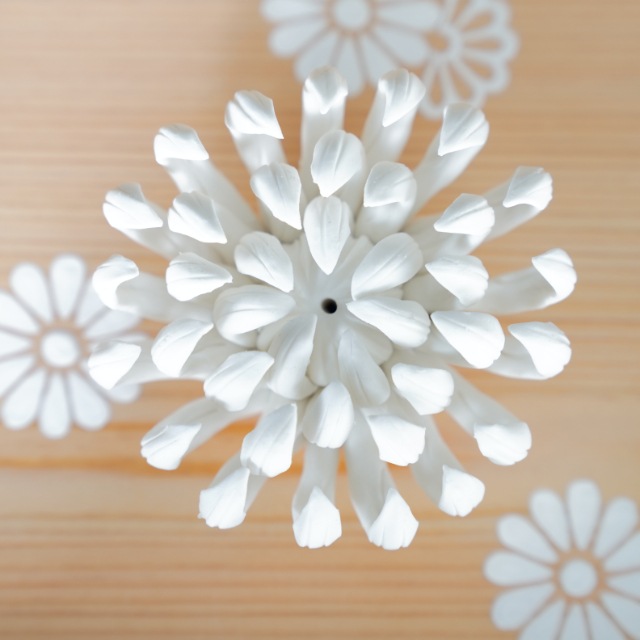 陶器の菊飾り(お香立て)