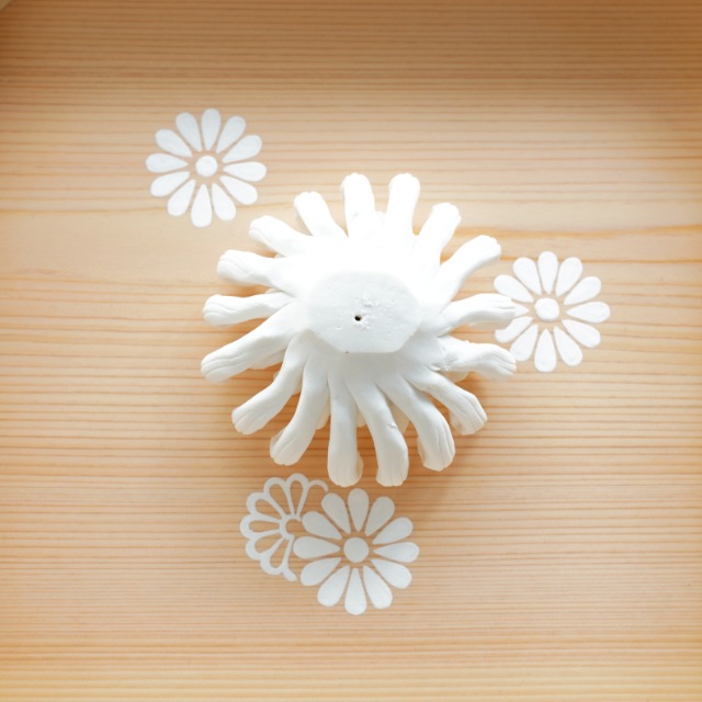 陶器の菊飾り(お香立て)