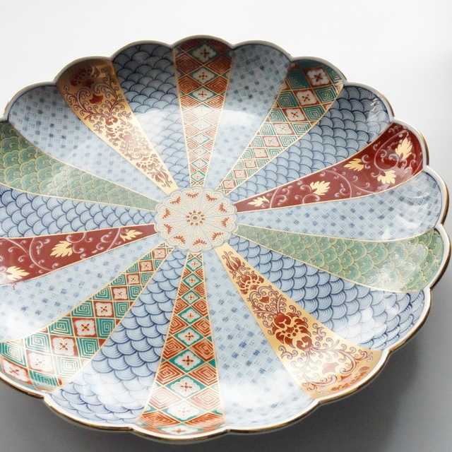 波佐見焼　菊割花地紋　８号皿