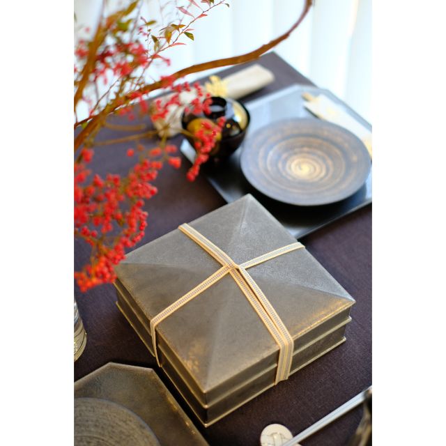 有田焼李荘窯マンガン銀彩七段重