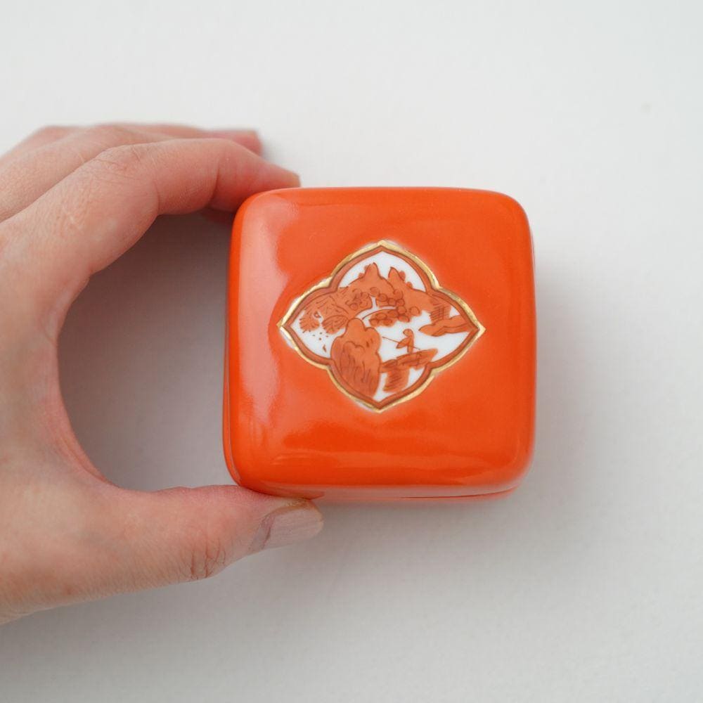 有田焼 赤絵金彩 木瓜山水 蓋付珍味　　　