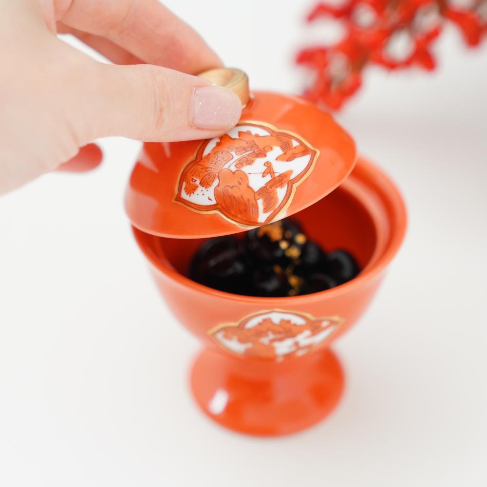 京焼 村田亀水 赤地金彩鉄鉢 菓子器 共箱 有田焼 赤絵金彩 木瓜山水 ツマミ金 蓋付高台中付｜ 四季折々の