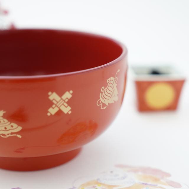 5.4寸　富貴鉢　柿朱内朱　宝尽くし絵入り