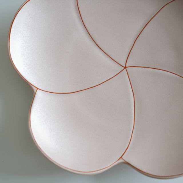 有田焼　錦曙釉銀彩捻り 梅形七寸盛皿