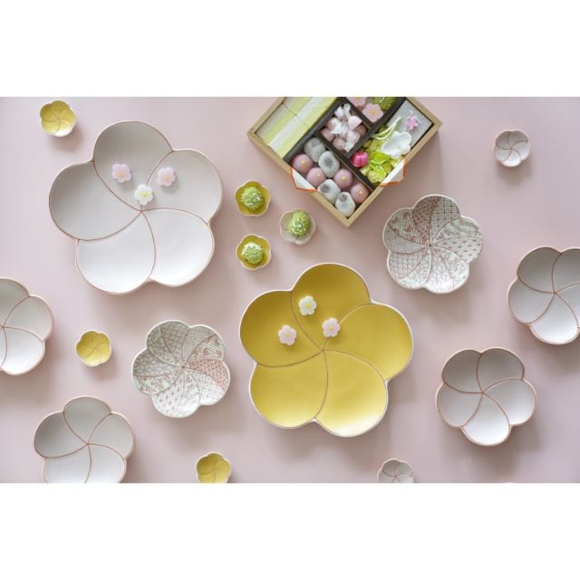 有田焼　錦曙釉銀彩捻り 梅形七寸盛皿