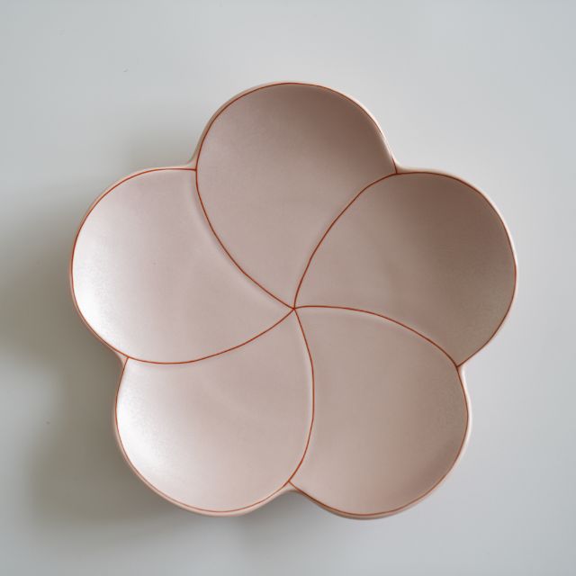 有田焼　錦曙釉銀彩捻り 梅形七寸盛皿