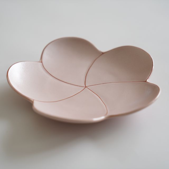 有田焼　錦曙釉銀彩捻り 梅形七寸盛皿