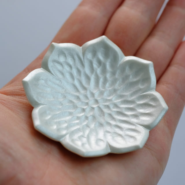 有田焼　銀彩　桔梗型豆皿（箸置き）