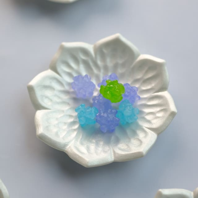 有田焼　銀彩　桔梗型豆皿（箸置き）