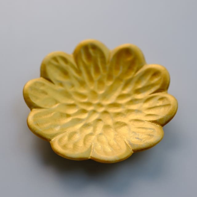 有田焼　金彩　菊型豆皿（箸置き）