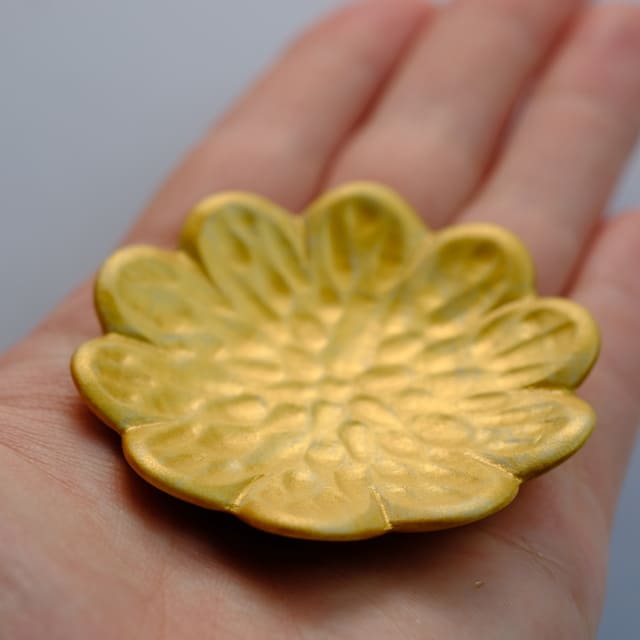 有田焼　金彩　菊型豆皿（箸置き）