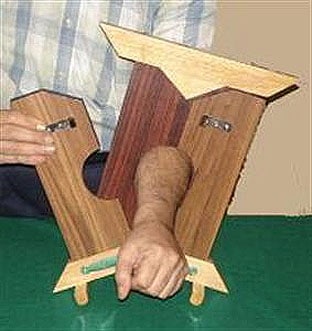 アーム･チョッパー（刃が腕を貫通！）