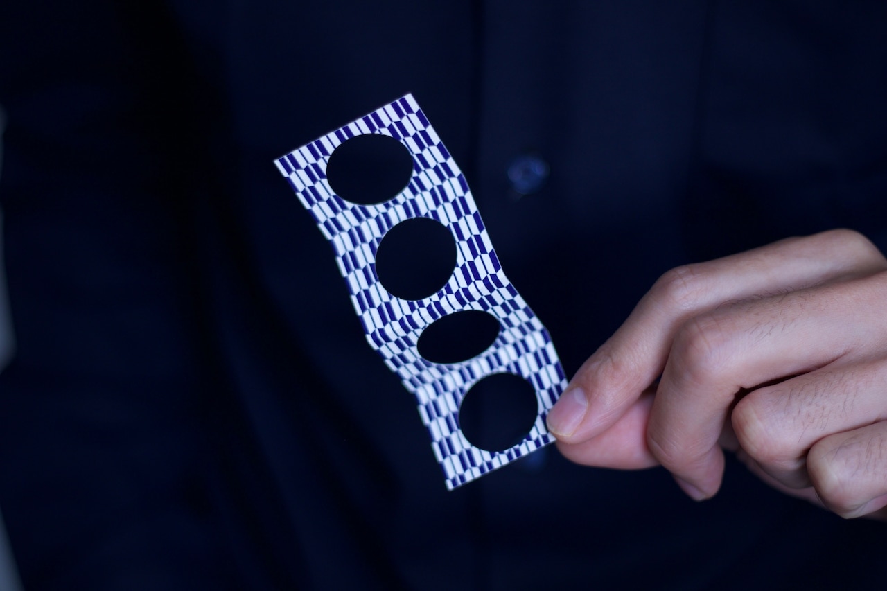 ジグザグぺネトレーション(ペンや観客の指を貫通)