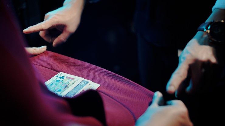 バウンス（観客のシャツをサインカードが貫通する）