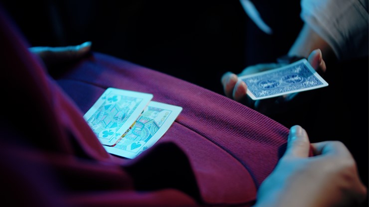 バウンス（観客のシャツをサインカードが貫通する）