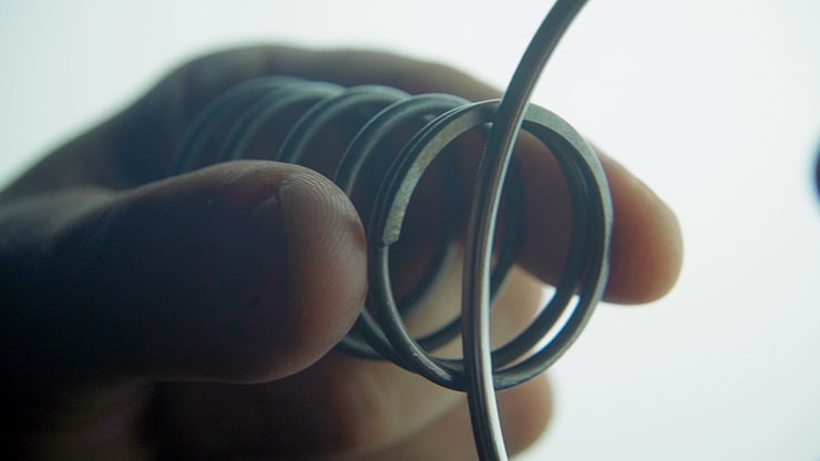 スプリング（リングに滑らかに貫通）