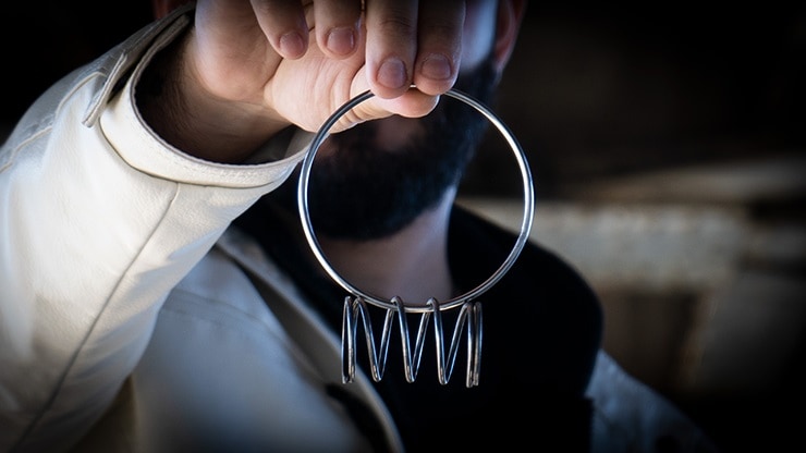 スプリング（リングに滑らかに貫通）