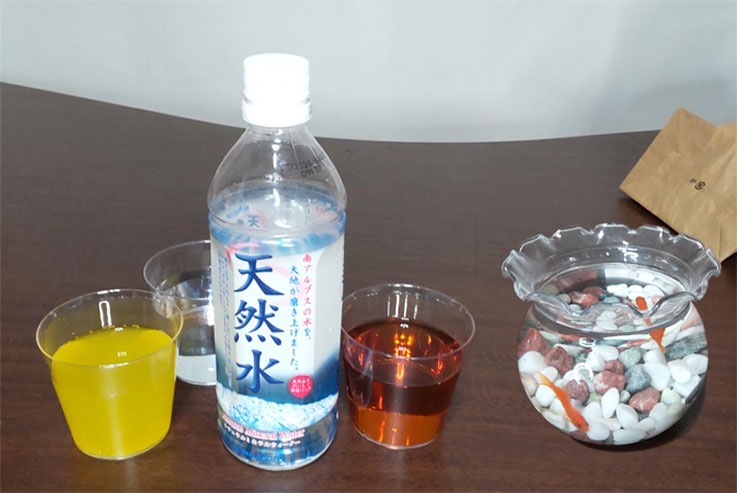 ボトルトリック(液体が紙袋の中でボトルに変わって出現)