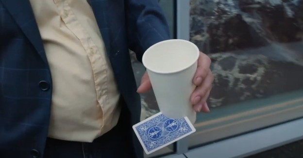 シャープカード（カードが紙コップを貫通）