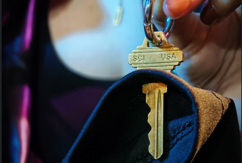 クアンタム・キー（キーがお札を貫通）