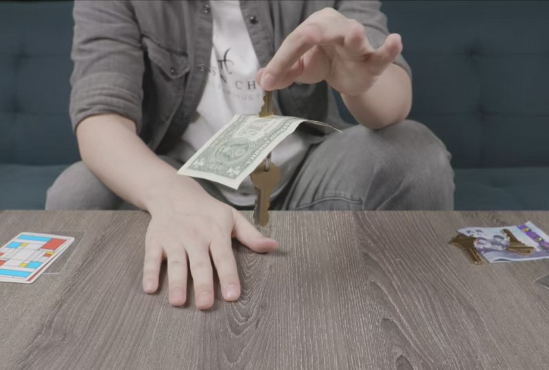 クアンタム・キー（キーがお札を貫通）