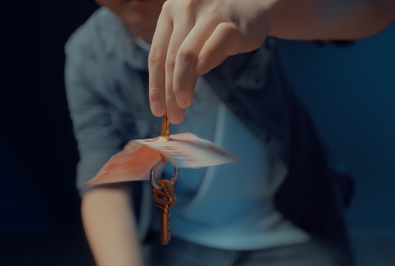 クアンタム・キー（キーがお札を貫通）