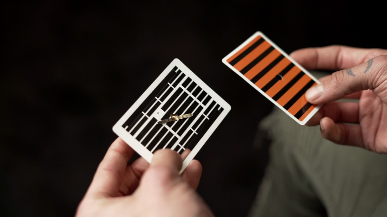 インポッシブル エスケープ（驚くべきカードの貫通）｜サイキック,貫通やメンタルマジックグッズ通販のマジックショップ｜フェザータッチ