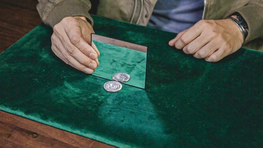 ザ・ムーン（ミラーを使ったコイン・ルーティン）