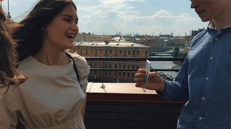 スタッシュ（サインカードがスマホケースから）