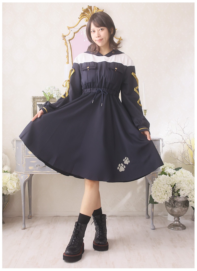 犬のおまわりさんと迷子の子ねこちゃんの尻尾付きフーディーワンピース