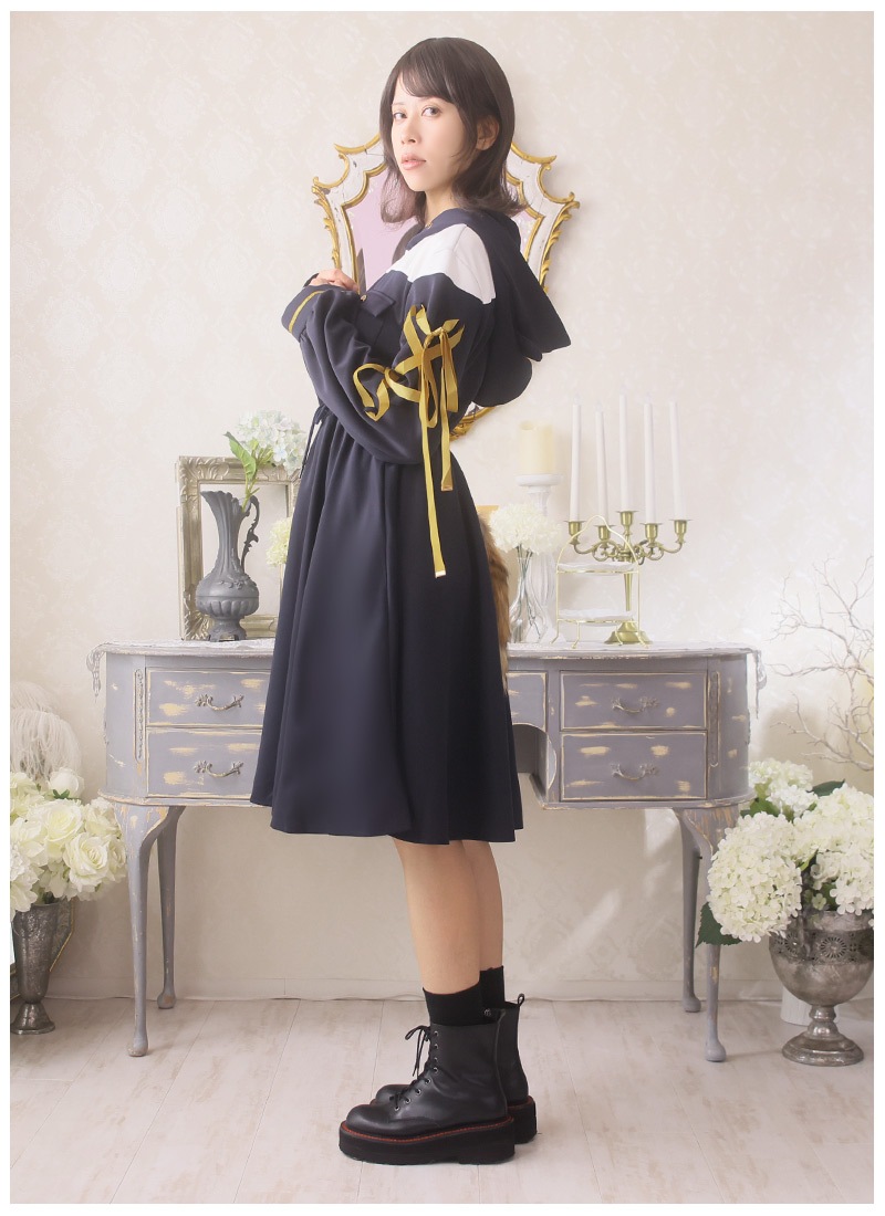 犬のおまわりさんと迷子の子ねこちゃんの尻尾付きフーディーワンピース