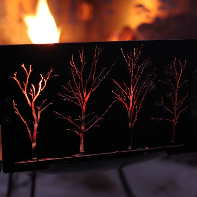 焚き火の「木漏れ日」に癒される。<br>焚火台ライフハック「KOMOREび」