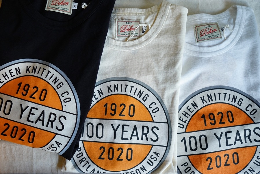 Dehen 1920(�ǡ��إ�) �϶�100��ǯ ���� ����ꥫ�� ���� �ץ��� T����� ���꡼�� 100 Year Anniversary Seal Tee Natural