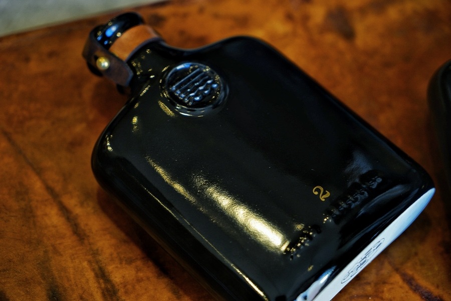 Misc. Goods Co. ����ꥫ�� ����ߥå� �ե饹�� �֥�å� ��� ��˥��å��� Black Ceramic Flask