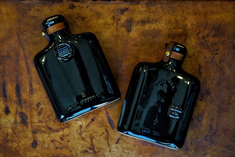 Misc. Goods Co. ����ꥫ�� ����ߥå� �ե饹�� �֥�å� ��� ��˥��å��� Black Ceramic Flask