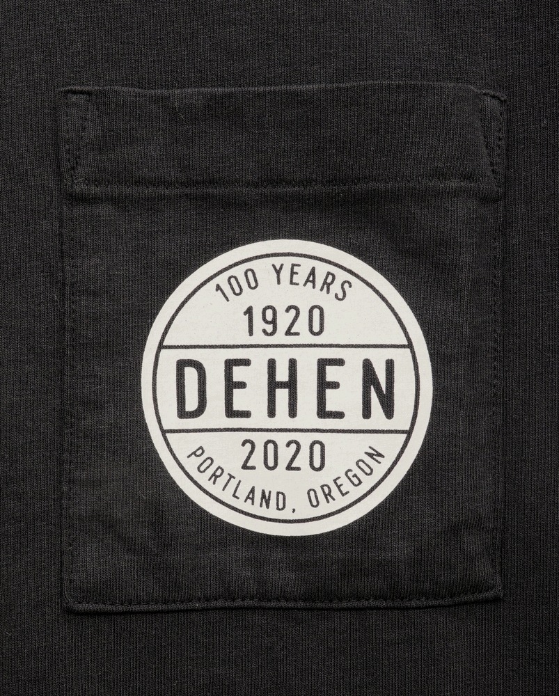 Dehen 1920(�ǡ��إ�) �϶�100��ǯ ���� �����꡼��ץ��� �ݥ��å� T����� �֥�å� ����ꥫ�� 100 Year Anniversary Single Pocket Tee Black