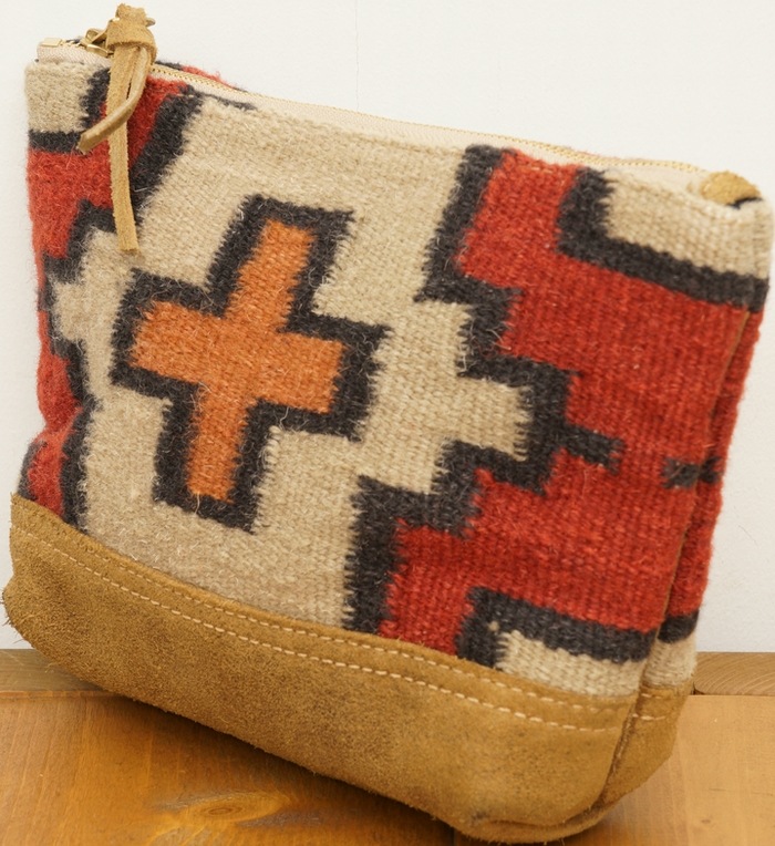 (���֥륢���륨��) RRL �ͥ��ƥ����� �饰 x �����ϥ��� �ݡ��� Hand Woven Rug Cowhide Pouch