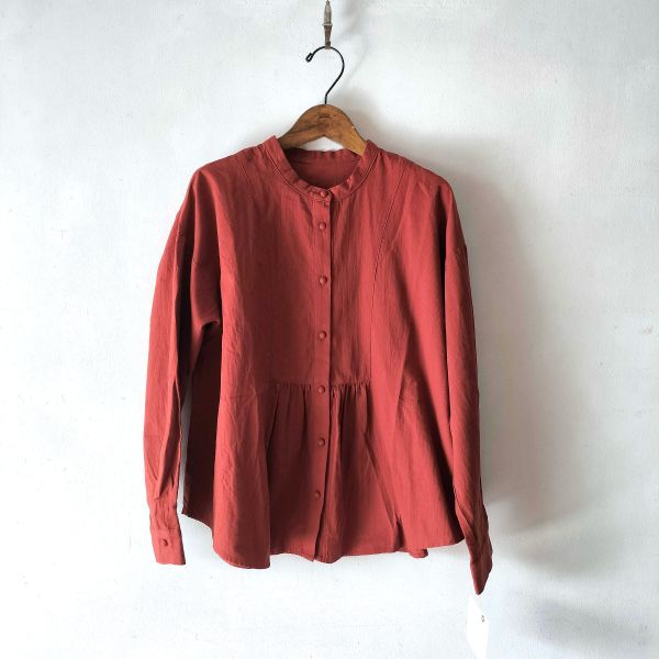 2025秋冬】胸切替ギャザー くるみ釦 シャツ（コットンピケ） | 新入荷