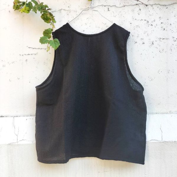 くるみボタンベスト（ウールガーゼ）<br>2way前後着用 | 新入荷