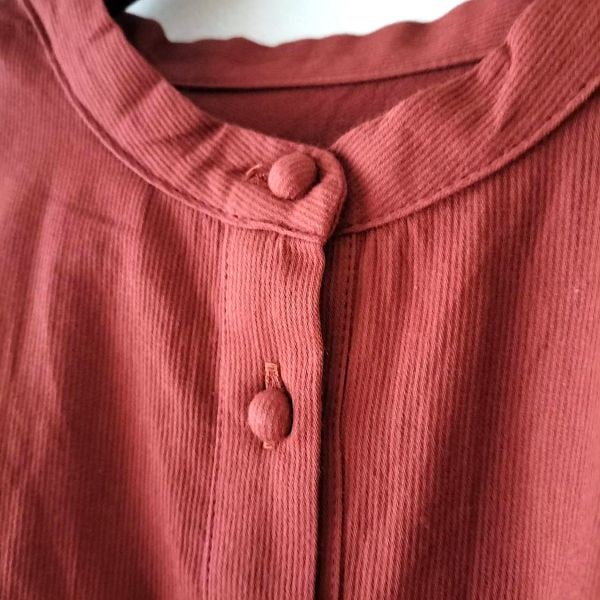 2025秋冬】胸切替ギャザー くるみ釦 シャツ（コットンピケ） | 新入荷