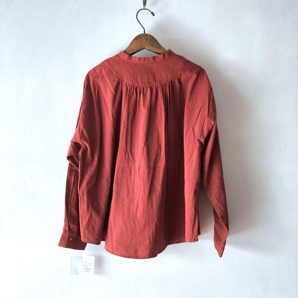 2025秋冬】胸切替ギャザー くるみ釦 シャツ（コットンピケ） | 新入荷