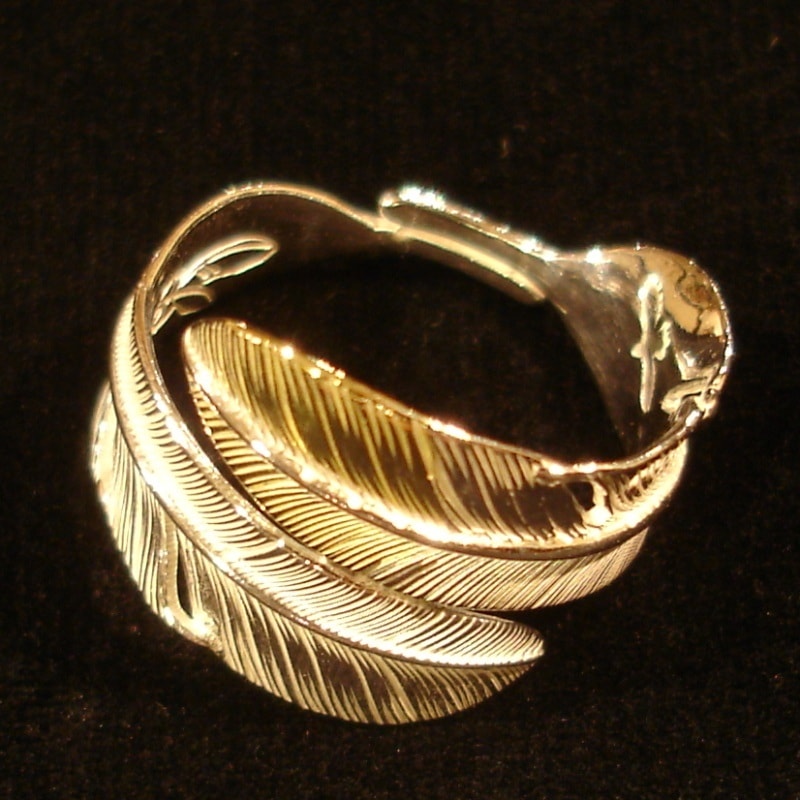 内側にはPEACEのロゴマークとイーグルが刻印されてます。