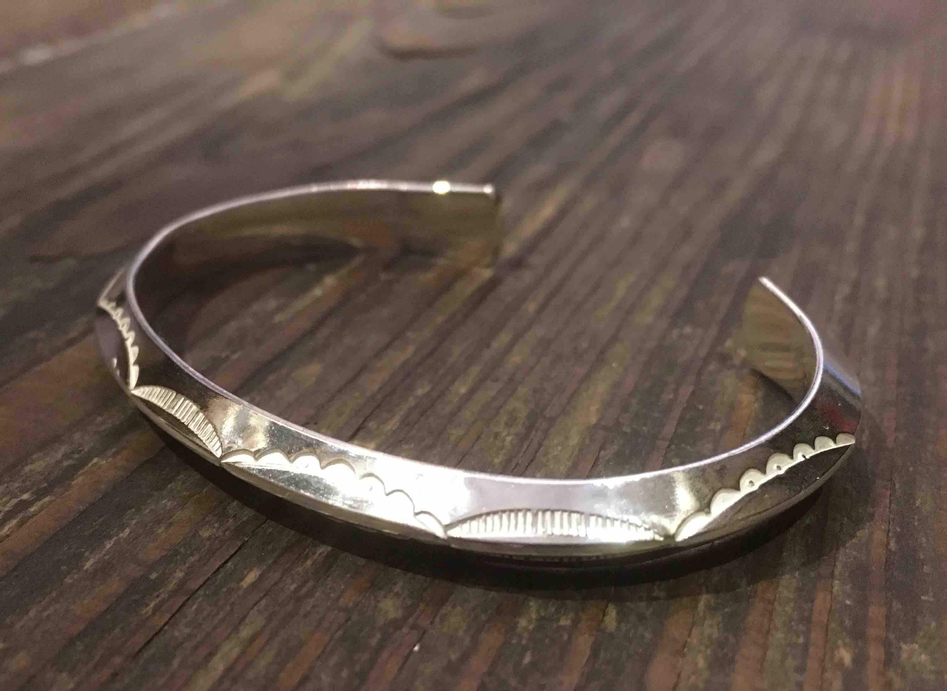 PB－4－2
バングルの形は同じですが、刻印デザインの違うトライアングルバングルです。
こちらがご希望の方はコメント欄にPB－4－2希望とご記入お願いします。