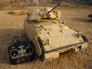 CHUNWAI 1/8 M2A2ブラッドレー歩兵戦闘車