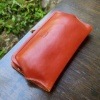 【IL BISONTE】 イルビゾンテ Vacchetta Vintage バケッタビンテージレザー ゴムバンド付き二つ折りガマ口財布 5412307740 (COL SAFFRONサフラン)