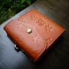 【IL BISONTE】イルビゾンテ JAPAN EXCUSIVE MODEL (日本限定モデル) 星型押し2つ折りガマ口財布 【54182310640】 (COL ヤキヌメ)