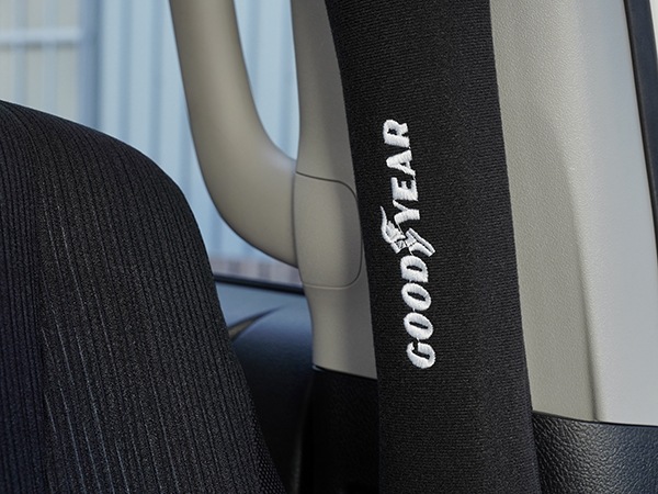 GOODYEAR シートベルトカバー シートベルトパッド 2本セット GOODYEARロゴ入
