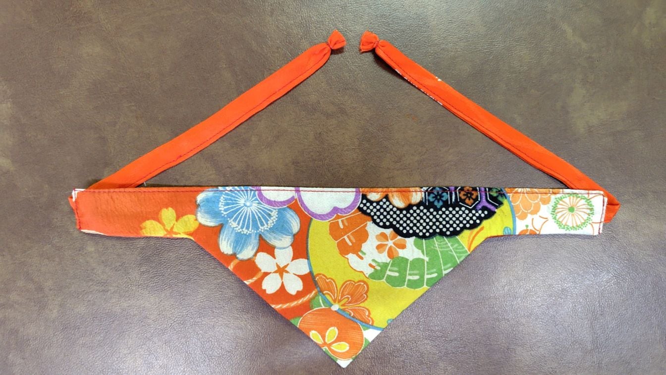 小型犬　犬服　バンダナ　スカーフ　着物リメイク　和モダン　一点物　おしゃれ　日本製　ドッグウェア　ペット用　和柄　ハンドメイド　高級感　プレゼント　記念日　誕生日　唯一無二ｍ　 横幅：約５７ｃｍ