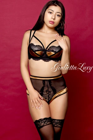 ハイウエストショーツとブラトップ2点セット